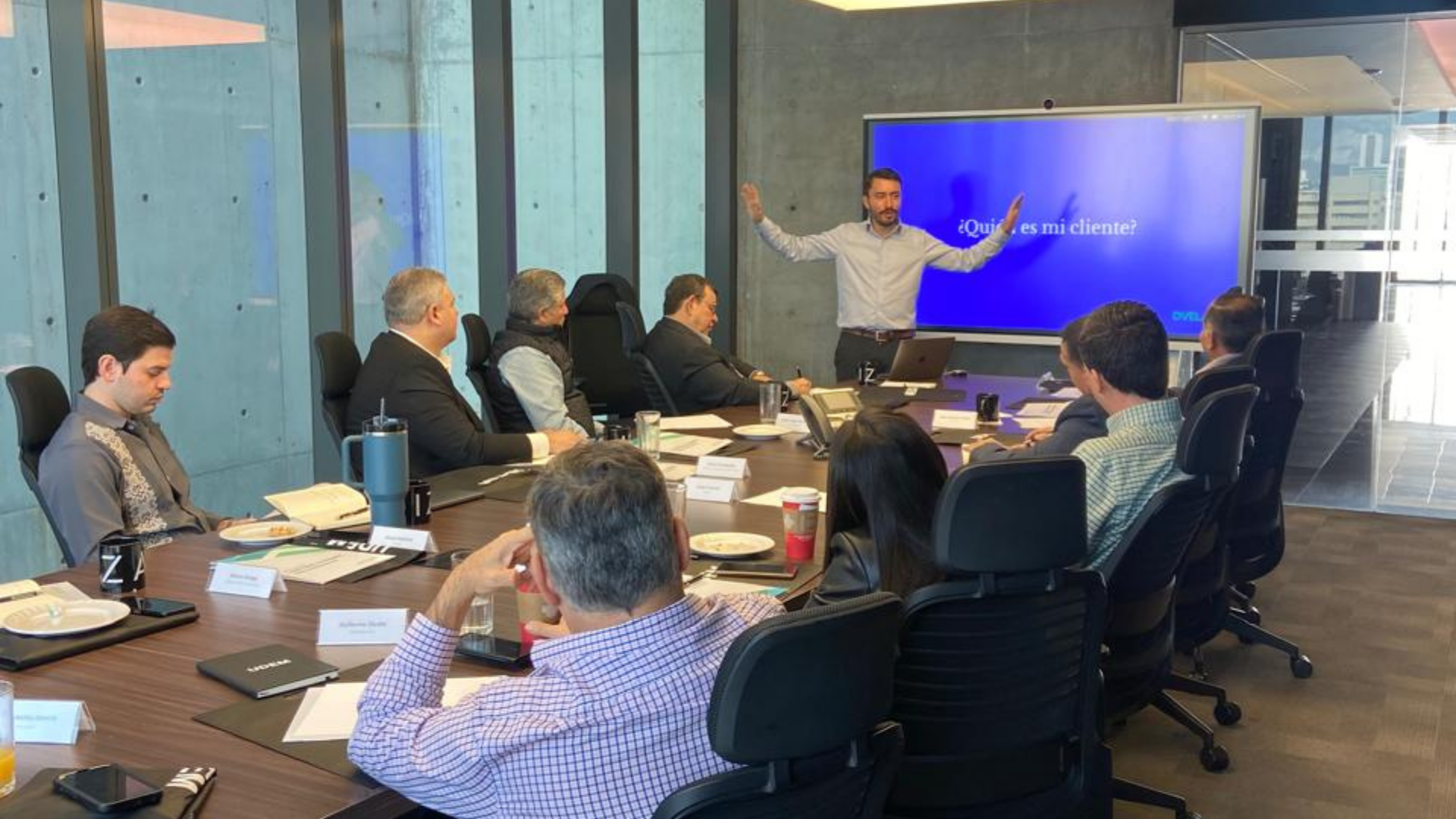 Omar J. Castillo presentando estrategia a un grupo de empresas familiares