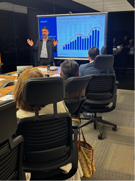 Omar J. Castillo presentando resultados de crecimiento a clientes de Dvelar